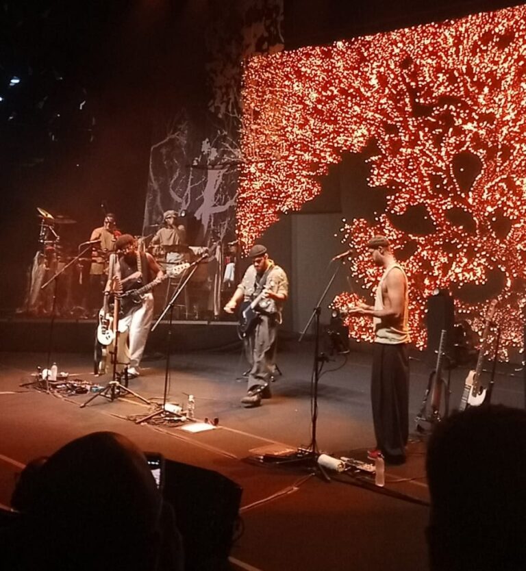 Gilsons Lança Turnê Mundial com Show Lotado em Salvador: Confira os Melhores Momentos Gilsons Lança Turnê Mundial com Show Lotado em Salvador: Confira os Melhores Momentos