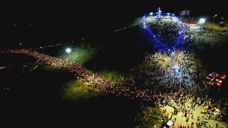 Mais de 20 mil pessoas participam da emocionante Procissão do Fogaréu na Bahia Mais de 20 mil pessoas participam da emocionante Procissão do Fogaréu na Bahia