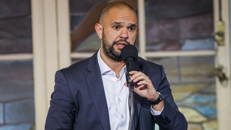 Presidente do Fluminense Reclama de Arbitragem: Gol Anulado e Comparação com Bahia Presidente do Fluminense Reclama de Arbitragem: Gol Anulado e Comparação com Bahia