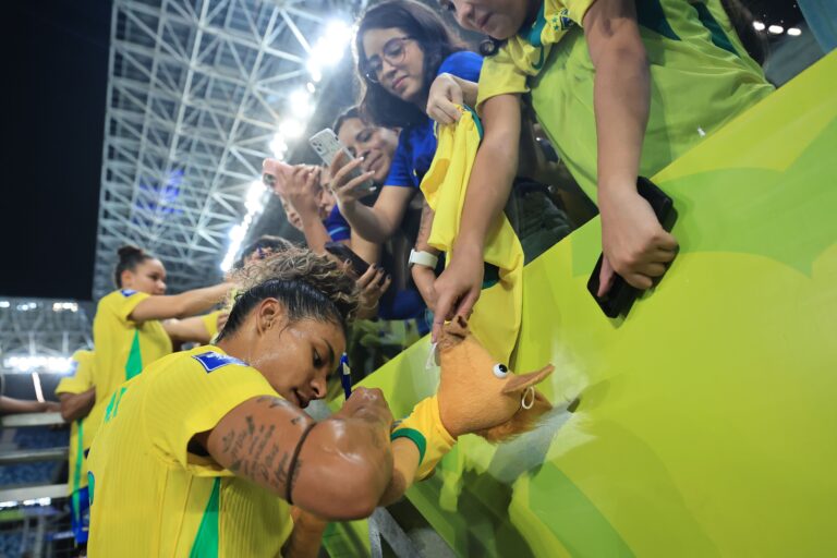 Raíssa Bahia Brilha em Estreia pela Seleção: Assistência para Gol de Kerolin Raíssa Bahia Brilha em Estreia pela Seleção: Assistência para Gol de Kerolin