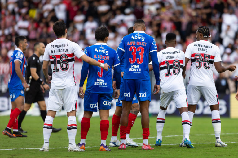 Bahia Enfrenta Crise Defensiva e Tem Queda Abrupta na Série A Bahia Enfrenta Crise Defensiva e Tem Queda Abrupta na Série A