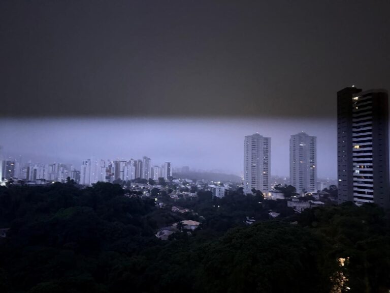 Proteja seus Eletrônicos: Como Evitar Danos com a Tempestade Proteja seus Eletrônicos: Como Evitar Danos com a Tempestade