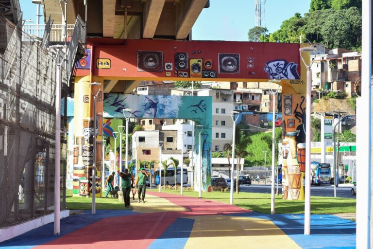 Revitalização da Bonocô: Jovens Explorando o Grafite em Projeto Artístico Revitalização da Bonocô: Jovens Explorando o Grafite em Projeto Artístico