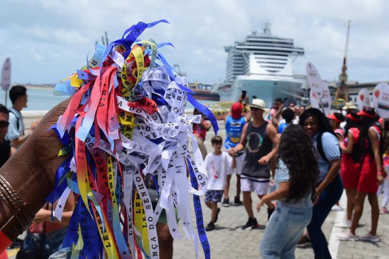 Salvador Recebe 753 Mil Turistas em Abril e Gera R$ 1,6 Bilhão na Economia Salvador Recebe 753 Mil Turistas em Abril e Gera R$ 1,6 Bilhão na Economia