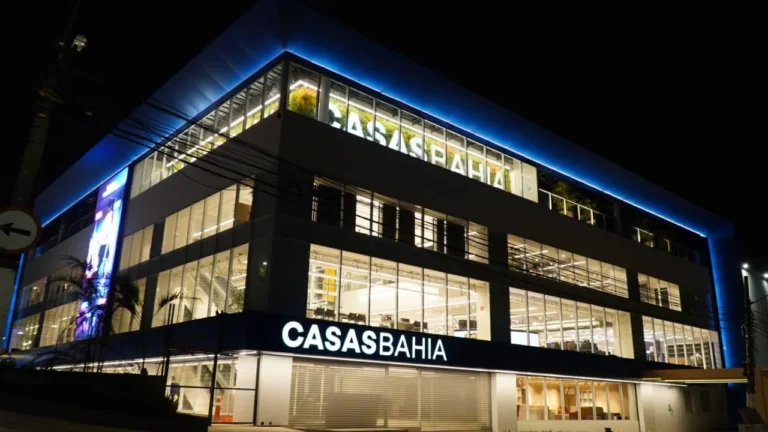 Casas Bahia enfrenta crise histórica com fechamento de quase 30% das lojas e cortes significativos