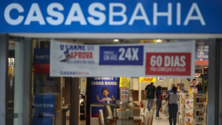 Demitidos da Casas Bahia enfrentam atraso no pagamento de direitos trabalhistas, alerta entidade