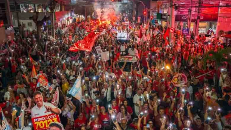Jerônimo reúne 20 mil em Jequié e convoca militância para vitória do PT na Bahia e no Brasil Jerônimo reúne 20 mil em Jequié e convoca militância para vitória do PT na Bahia e no Brasil