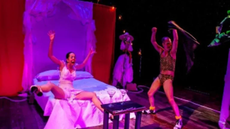 Luna de Miel Encanta Palco do Teatro Molière com Acesso Inclusivo e Linguagem Corporal Luna de Miel Encanta Palco do Teatro Molière com Acesso Inclusivo e Linguagem Corporal