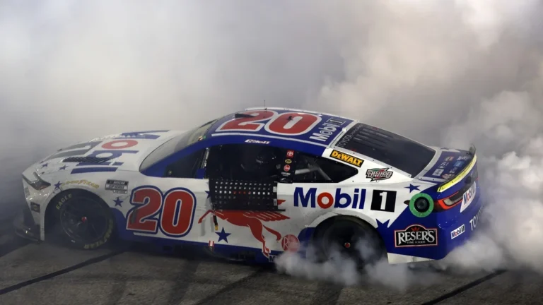 NASCAR Cup: Christopher Bell vence em Darlington após ultrapassagem decisiva NASCAR Cup: Christopher Bell vence em Darlington após ultrapassagem decisiva