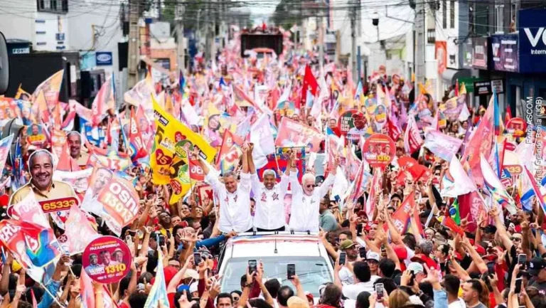 Rui Costa emociona multidão em Vitória da Conquista e destaca força da aliança com Lula e Jerônimo Rui Costa emociona multidão em Vitória da Conquista e destaca força da aliança com Lula e Jerônimo