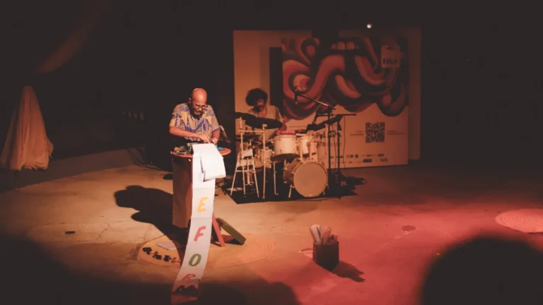 Alex Simões leva poesia e performance ao interior da Bahia em circulação cultural inovadora Alex Simões leva poesia e performance ao interior da Bahia em circulação cultural inovadora