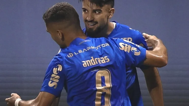 Fluminense goleia Coritiba e se aproxima do líder Flamengo no Brasileirão Fluminense goleia Coritiba e se aproxima do líder Flamengo no Brasileirão