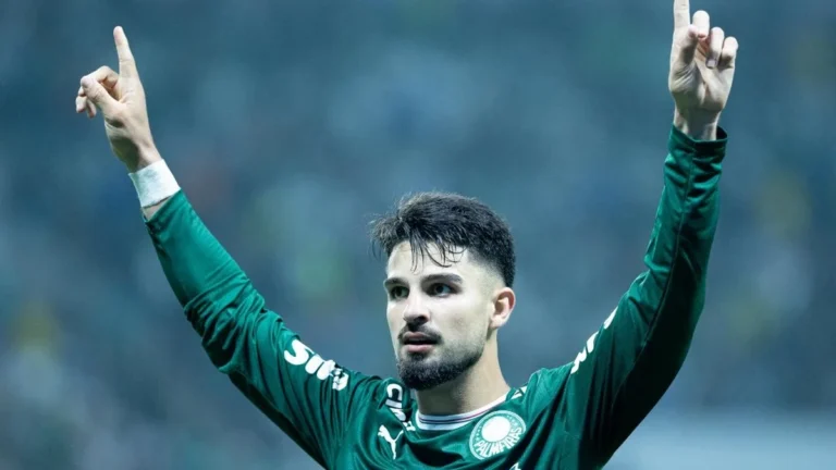 Palmeiras vence Bahia e reduz distância para o Flamengo no Brasileirão Palmeiras vence Bahia e reduz distância para o Flamengo no Brasileirão